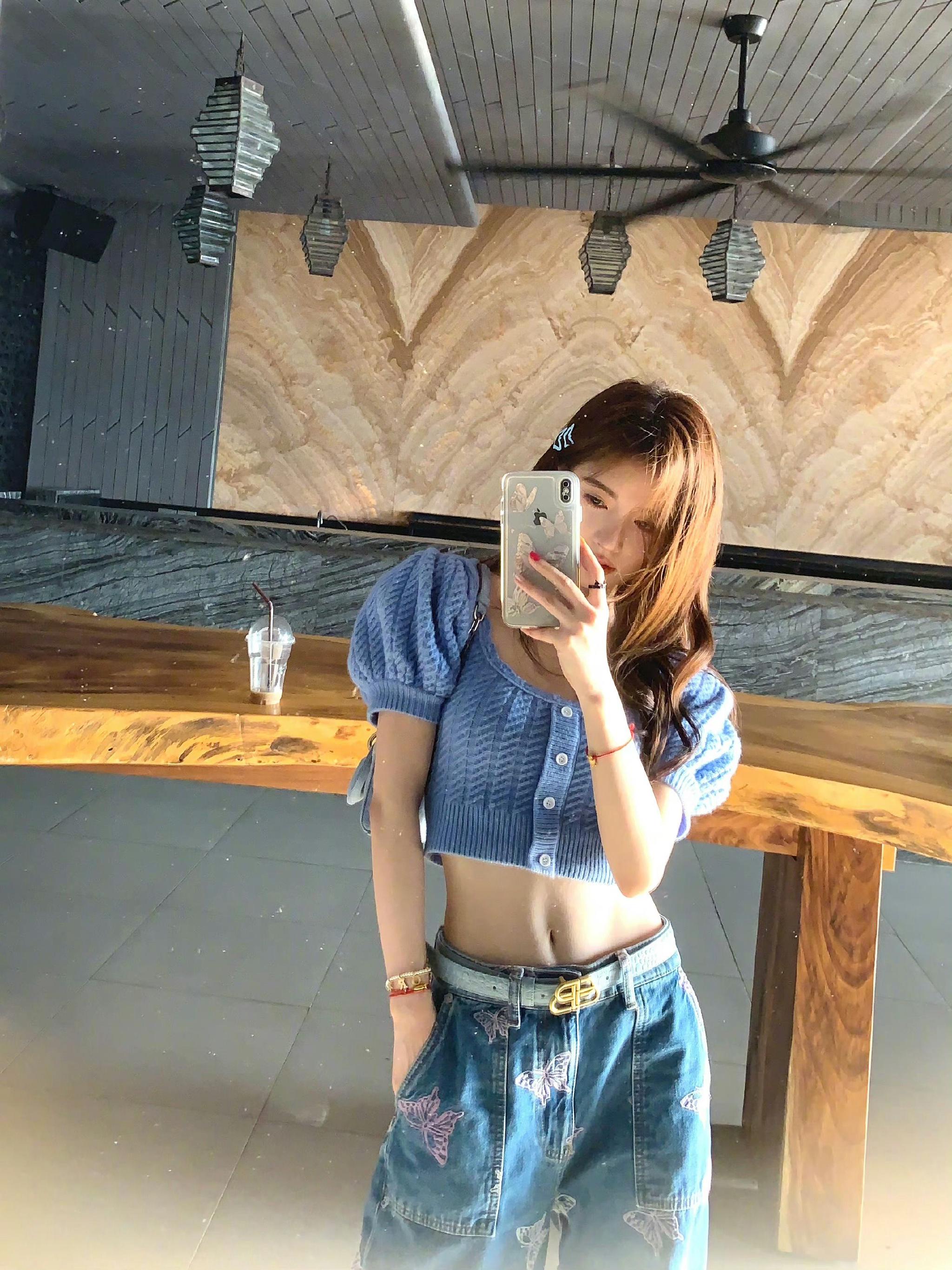 鞠婧祎———对镜自拍的模板__财经头条