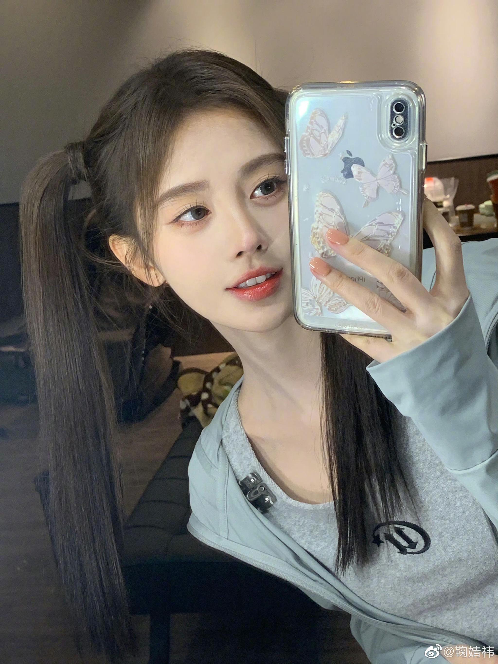 鞠婧祎———对镜自拍的模板__财经头条