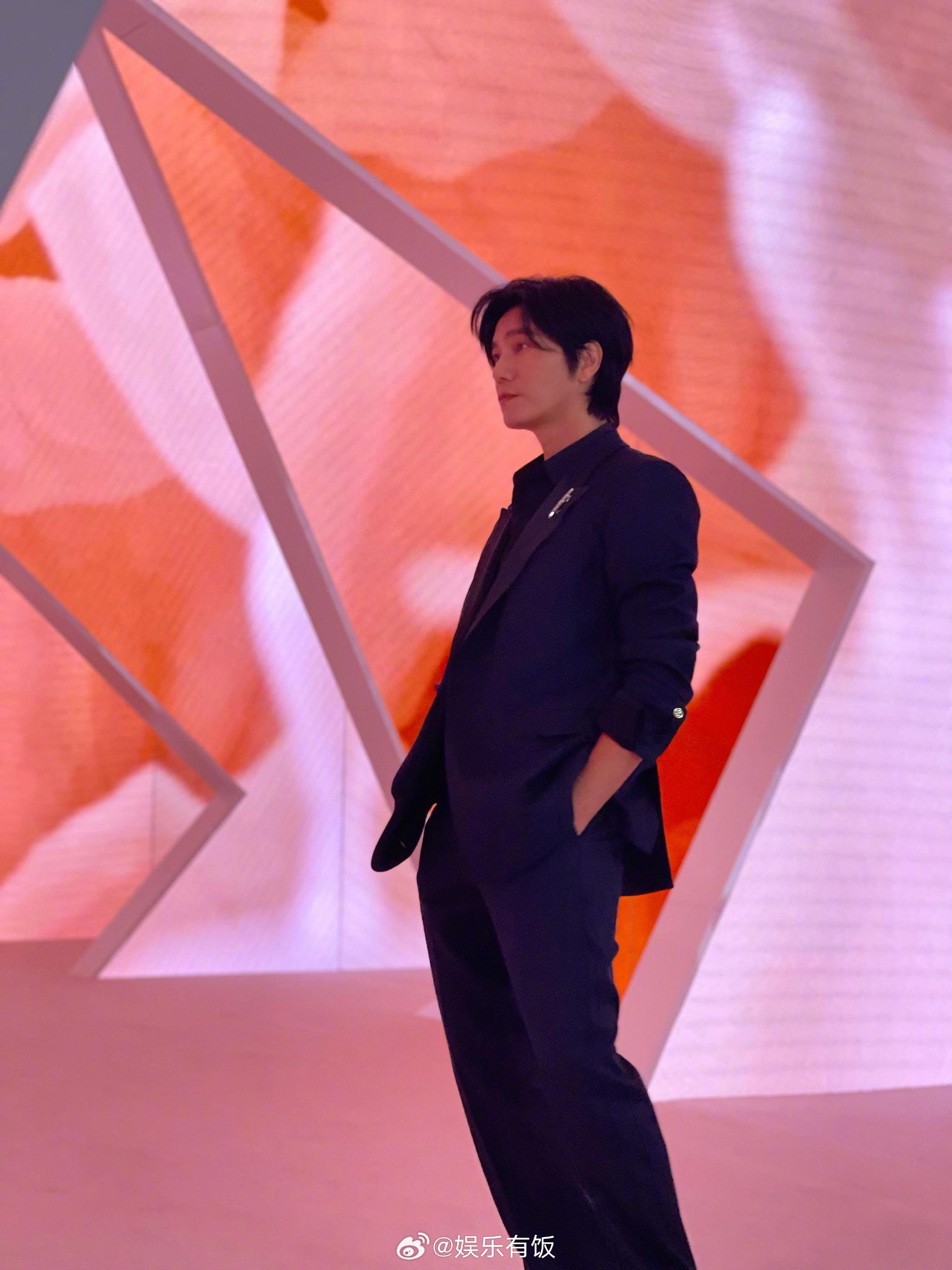 网友坤哥@陈坤 状态好绝想做和坤哥合影的那朵玫瑰