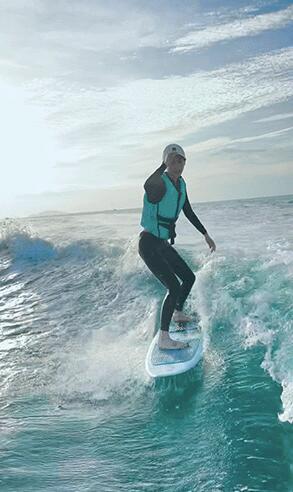 angelababy分享海上冲浪vlog 姿势专业又美又飒|专业|姿势|动作_新浪