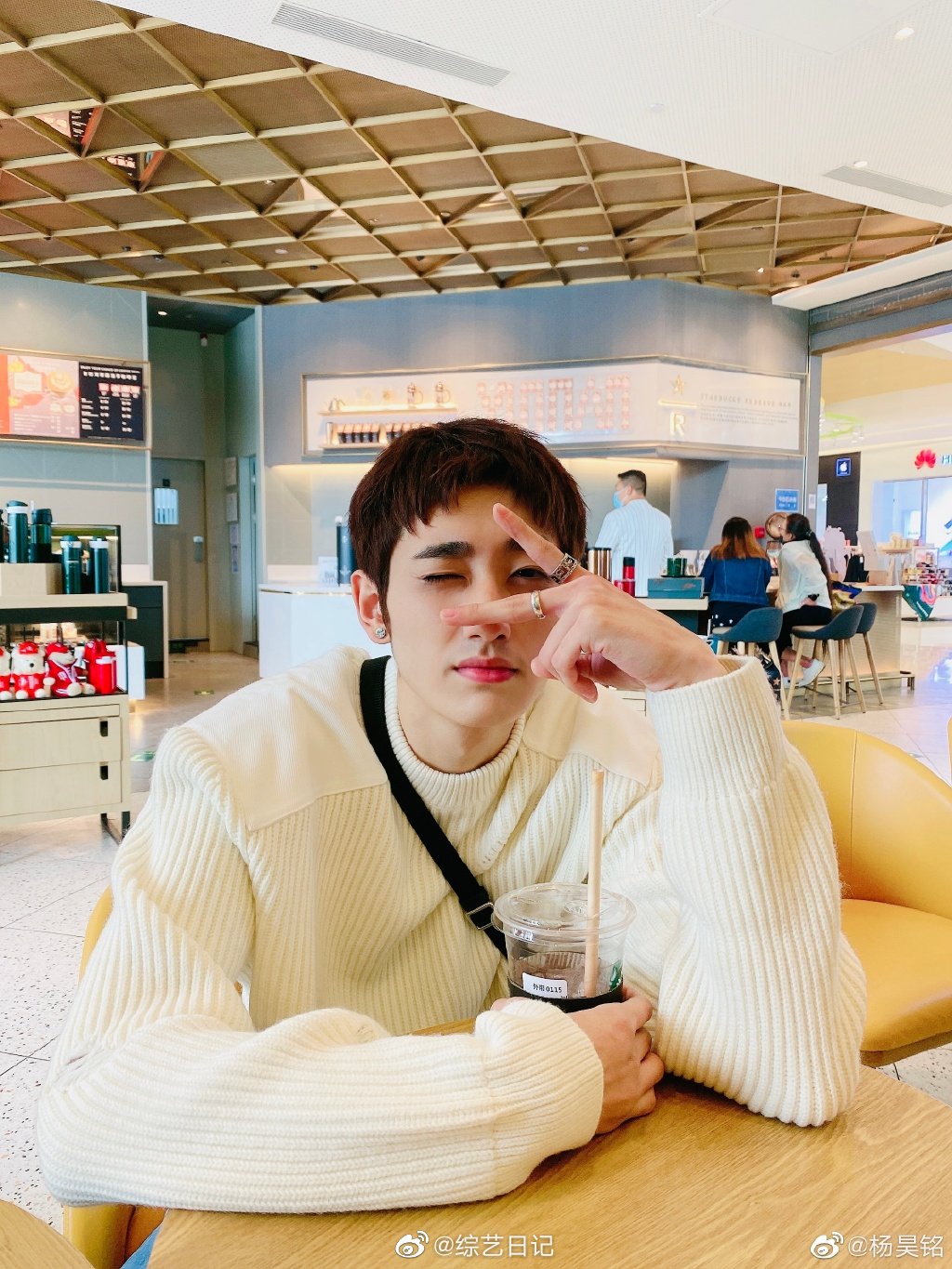 青春有你3 > 杨昊铭 你一票我一票快送小羊来出道_高清图集_新浪网