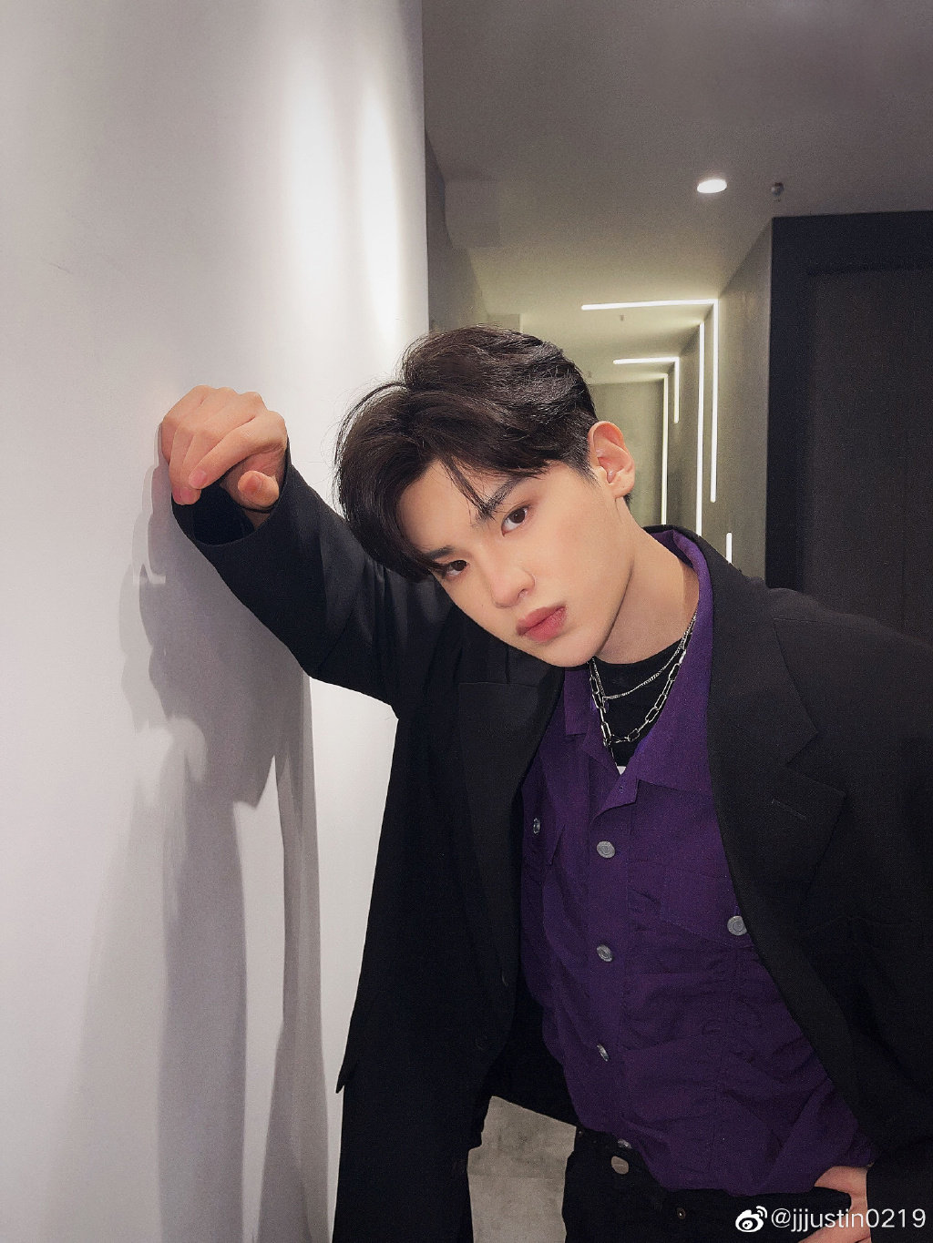 黄明昊九宫格自拍来了~ 港风的小贾弟弟有点可