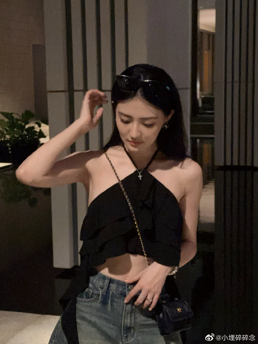 徐璐绿色吊带裙造型也太美了吧!__财经头条