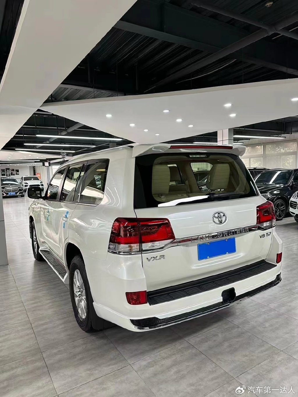 越野之王丰田酷路泽570057l大v8上山下海如履平地