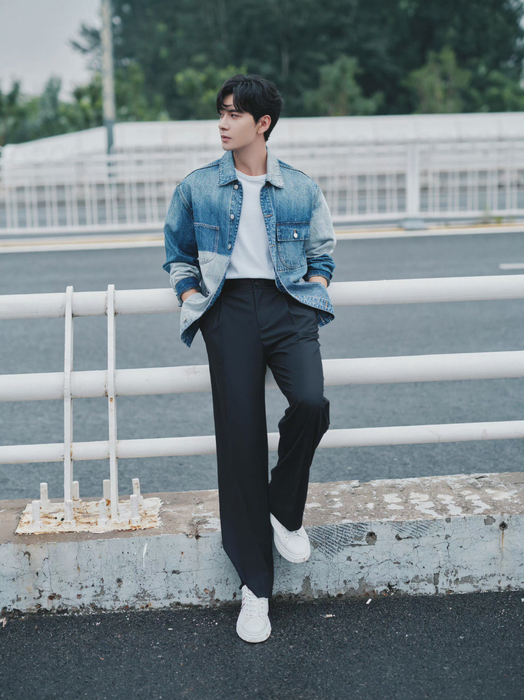 陈星旭身穿渐变牛仔外套内搭白t搭配黑色阔腿西装裤