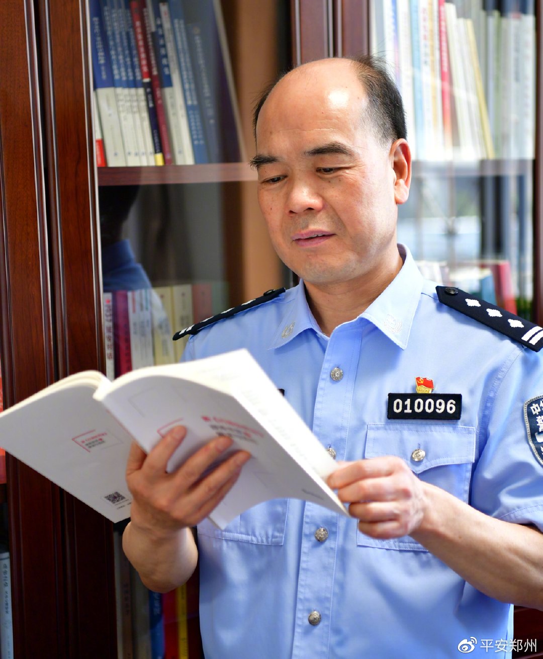 全国优秀人民警察李永亮敬畏法律做群众和战友信任的法制铁军