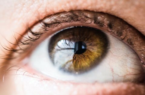 眼睛干涩别乱用眼药水,容易"伤眼"!