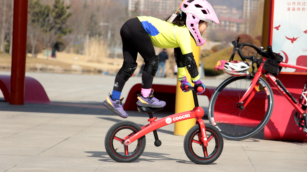 娱乐与挑战并存,乐在骑中-cooghi酷骑儿童平衡车体验