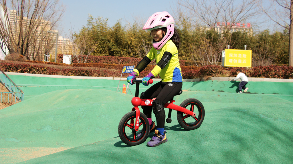 平衡车运动被医学界称为"益智运动",孩子骑平衡车可以锻炼平衡及神经