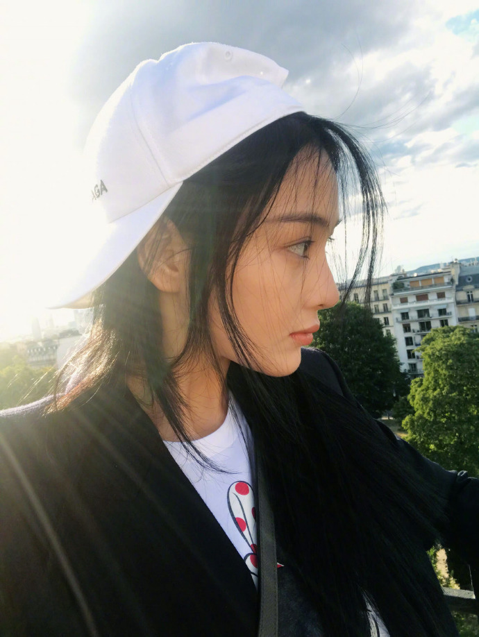 张馨予晒童年旧照好清纯啊不愧是美女