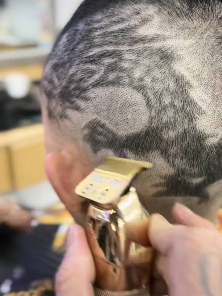 二月二龙抬头，理发师在顾客头上剪出一条龙：寓意新的一年有个好兆头休闲区蓝鸢梦想 - Www.slyday.coM