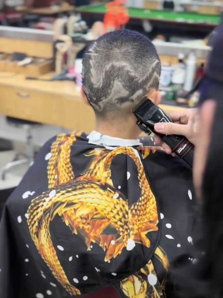 二月二龙抬头，理发师在顾客头上剪出一条龙：寓意新的一年有个好兆头休闲区蓝鸢梦想 - Www.slyday.coM