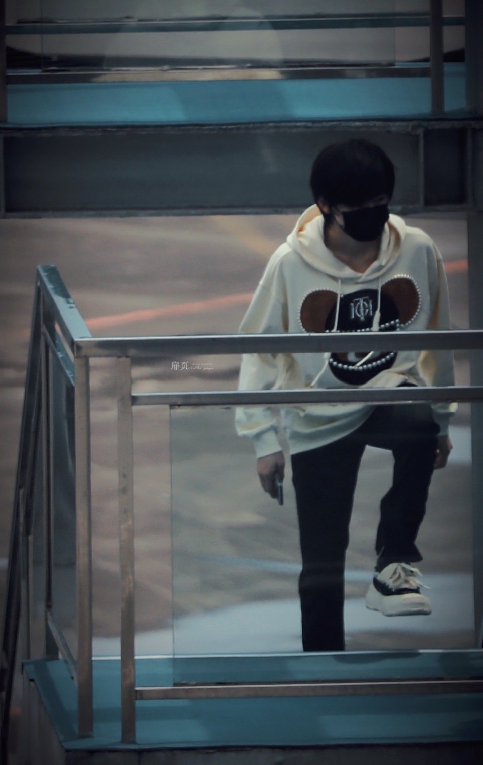 宋亚轩今日重庆机场出发饭拍 身穿白色小熊珍珠卫衣