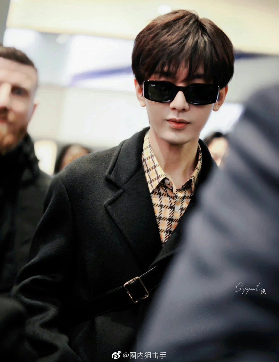 成毅抵达巴黎,妥妥的霸道总裁出街……|成毅|出街|造型_新浪新闻