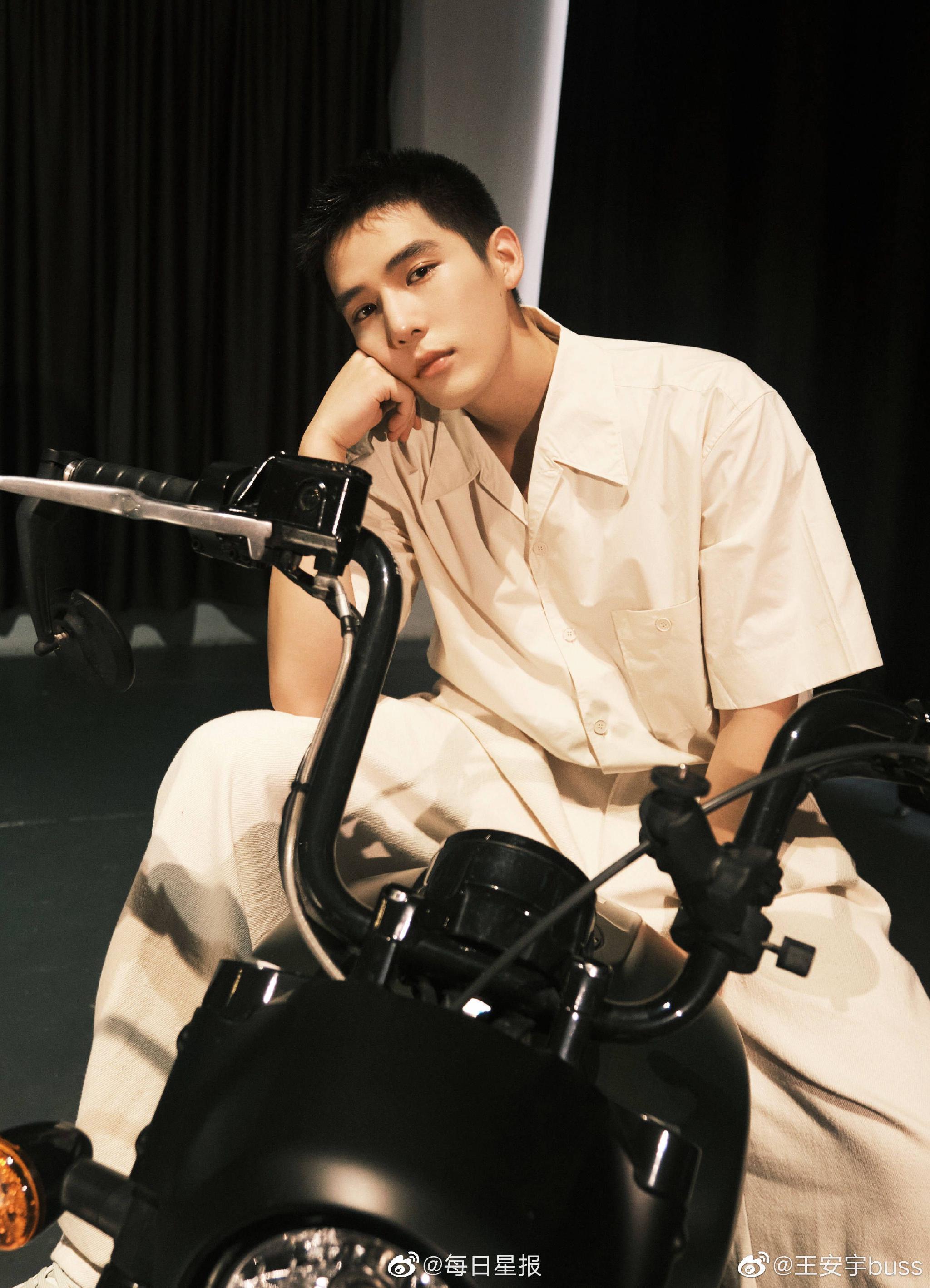 王安宇不但瘦了造型也有很大变化