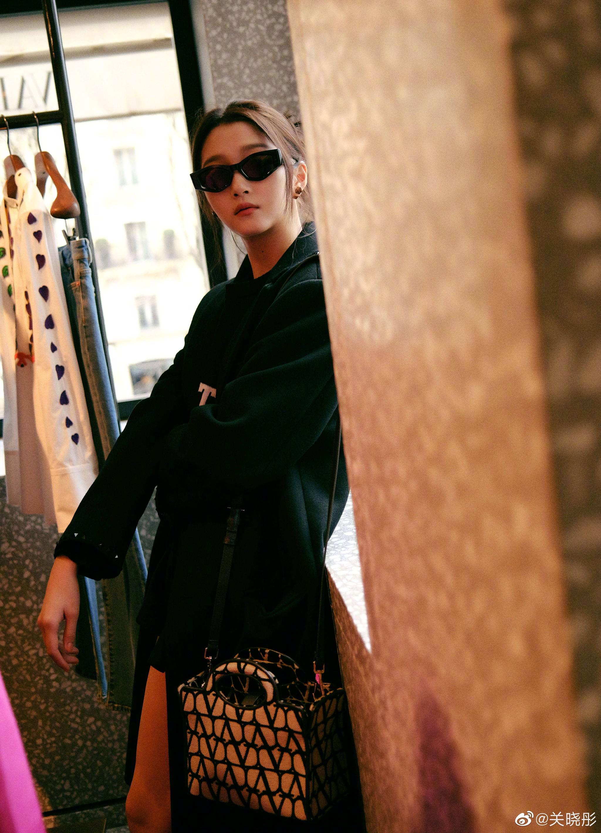 关晓彤巴黎街拍,入目即是大长腿 全黑造型真的很酷哇!__财经头条