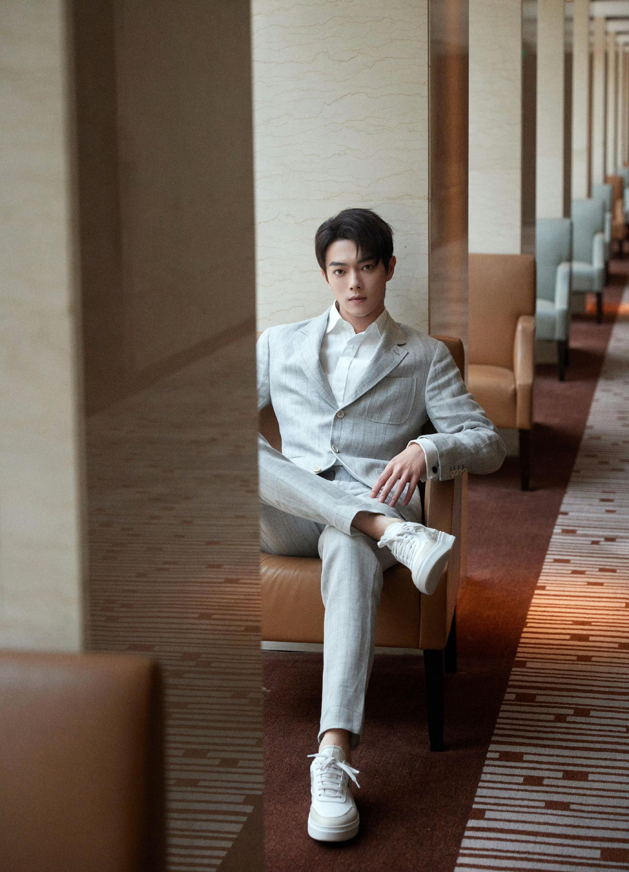 许凯今日活动造型9615 一身灰色格纹西装造型,清爽又帅气!