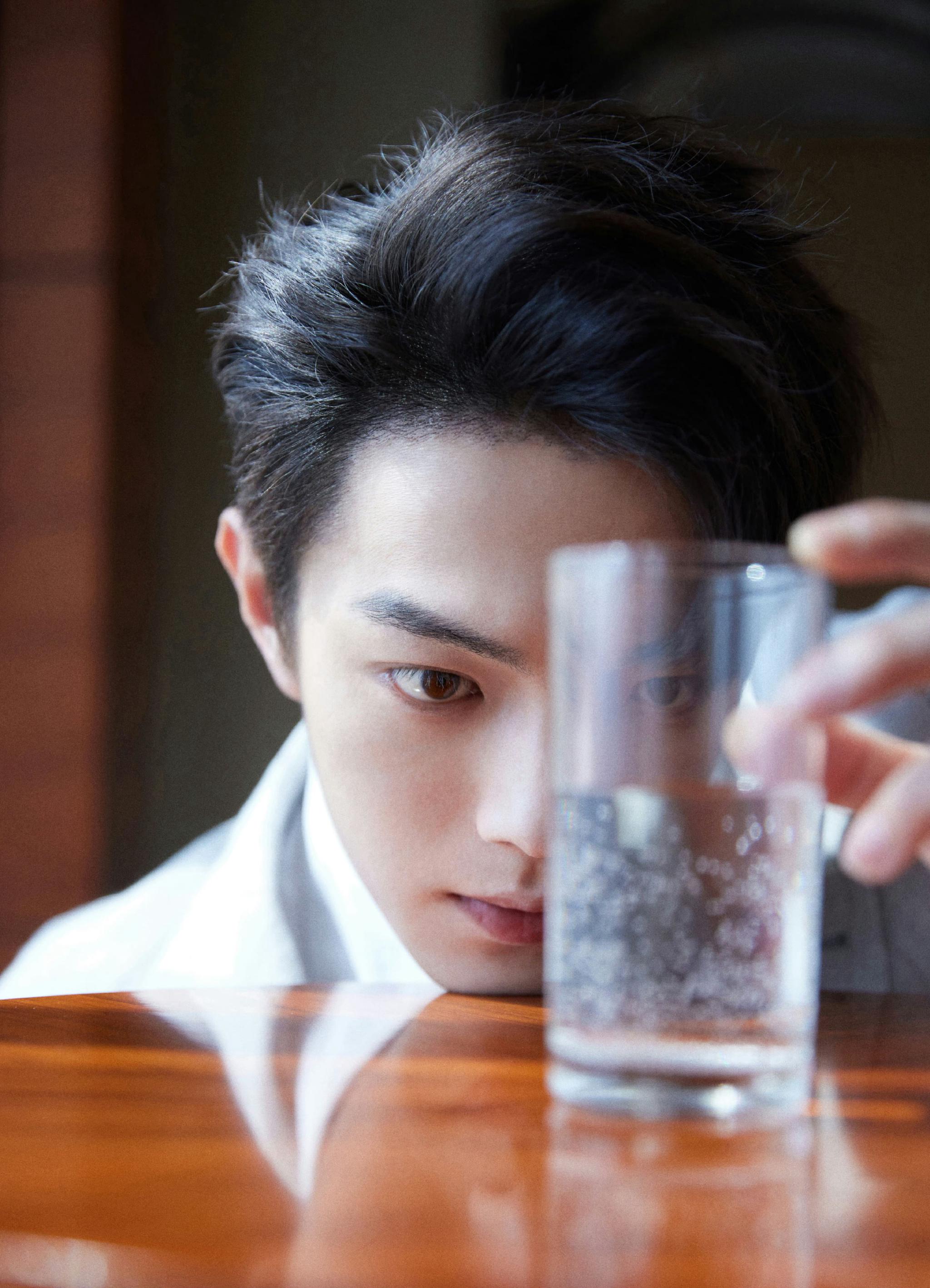 许凯今日活动造型9615 一身灰色格纹西装造型,清爽又帅气!