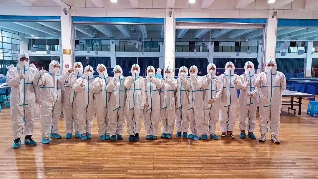 新闻主播直播中看到抗疫的妻子，老教授为数万学生当送餐员……这些画面，有点费眼泪休闲区蓝鸢梦想 - Www.slyday.coM
