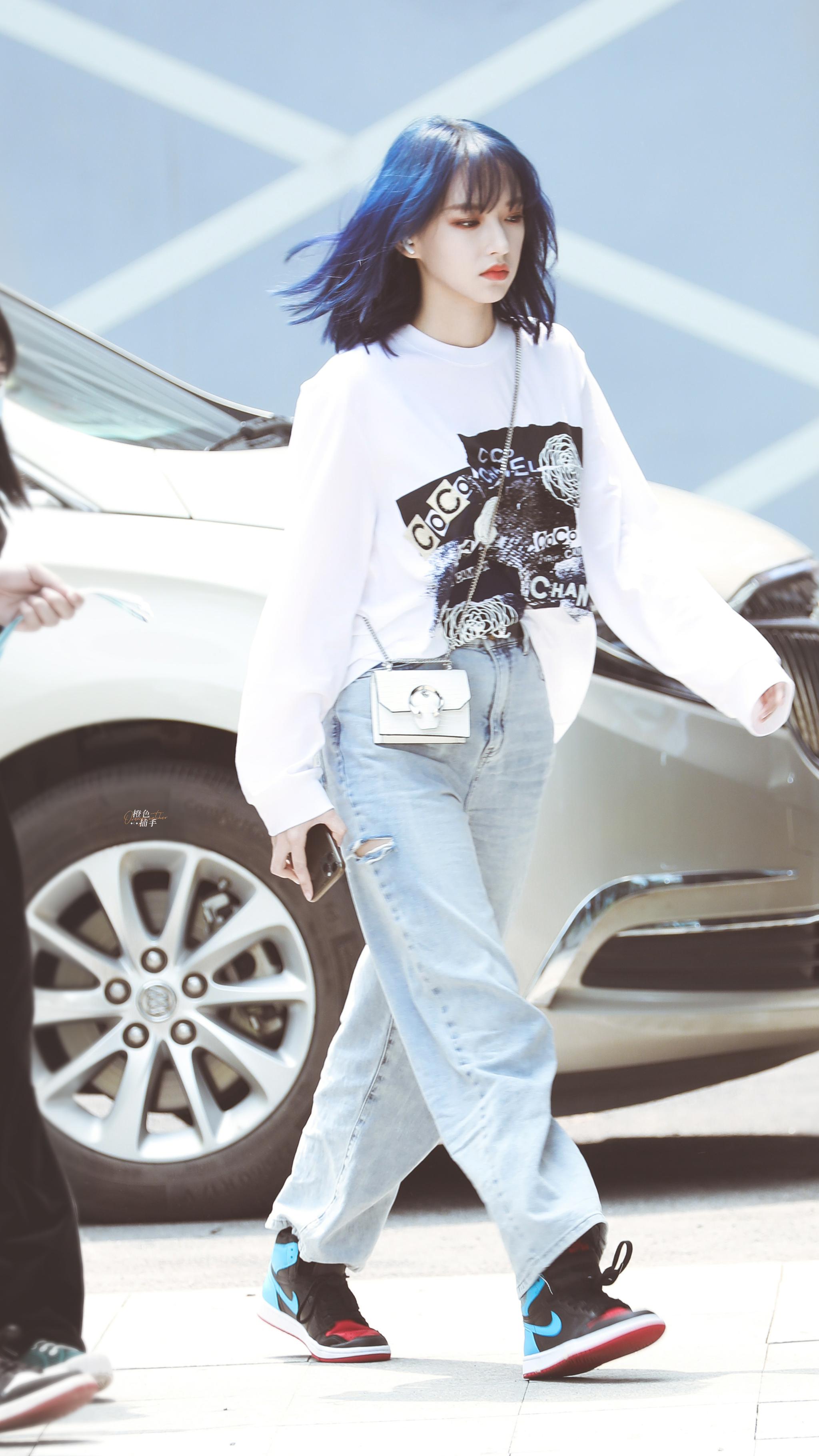 程潇今日份《少年之名》上班图来啦~蓝发的程潇老师好美今天这套装扮