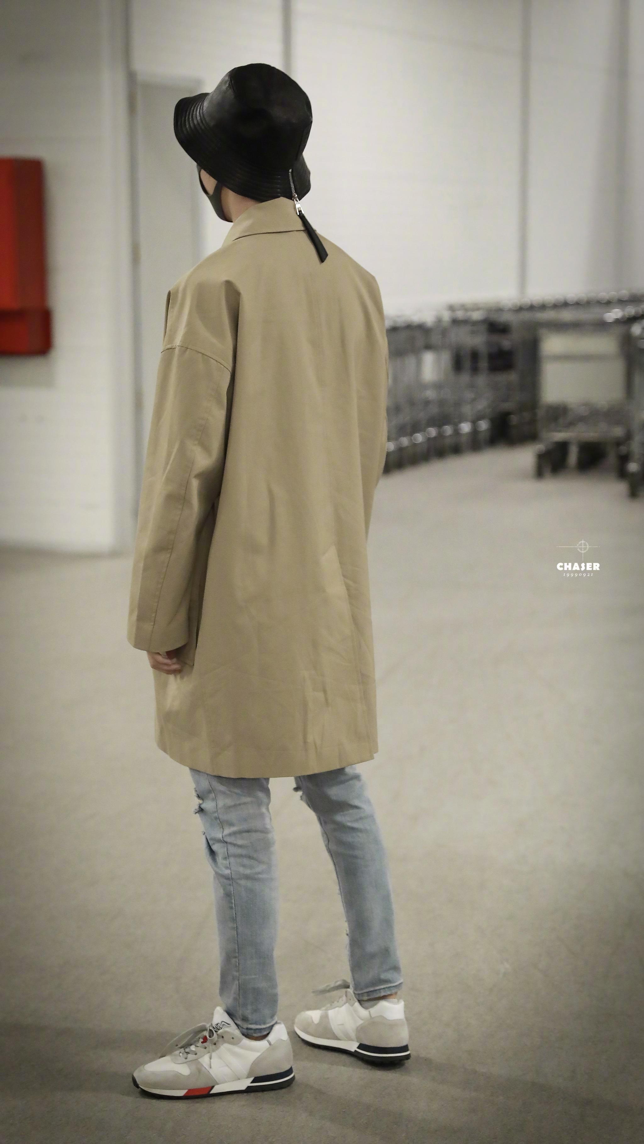 王俊凯背影合集惊叹于这个男生的成长肩膀看着就很有安全感