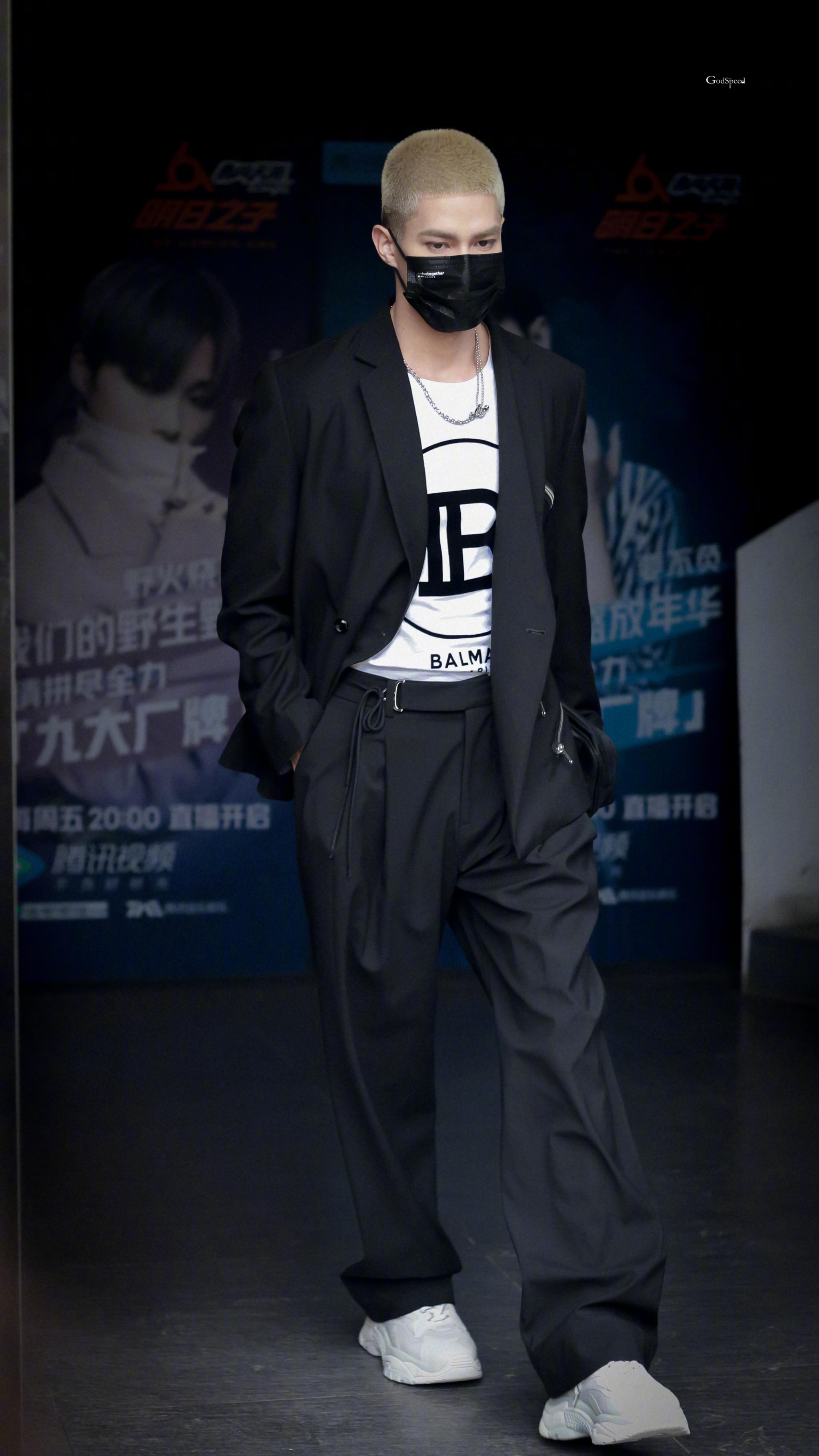 米卡今天的两套造型灰色西装黑色西装夏威夷小王子好优越