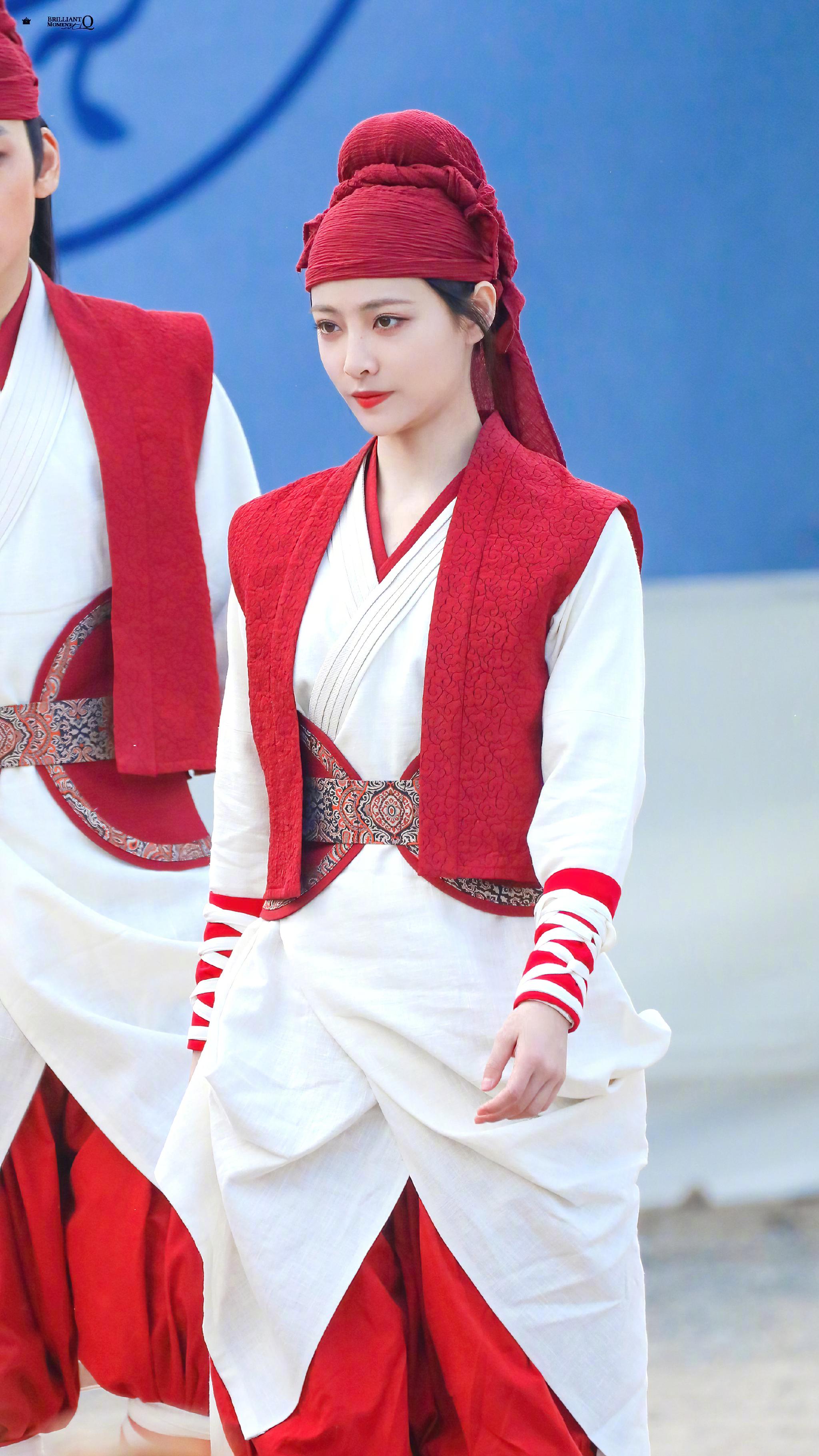 许佳琪清风朗月花正开红衣马球服路透__财经头条