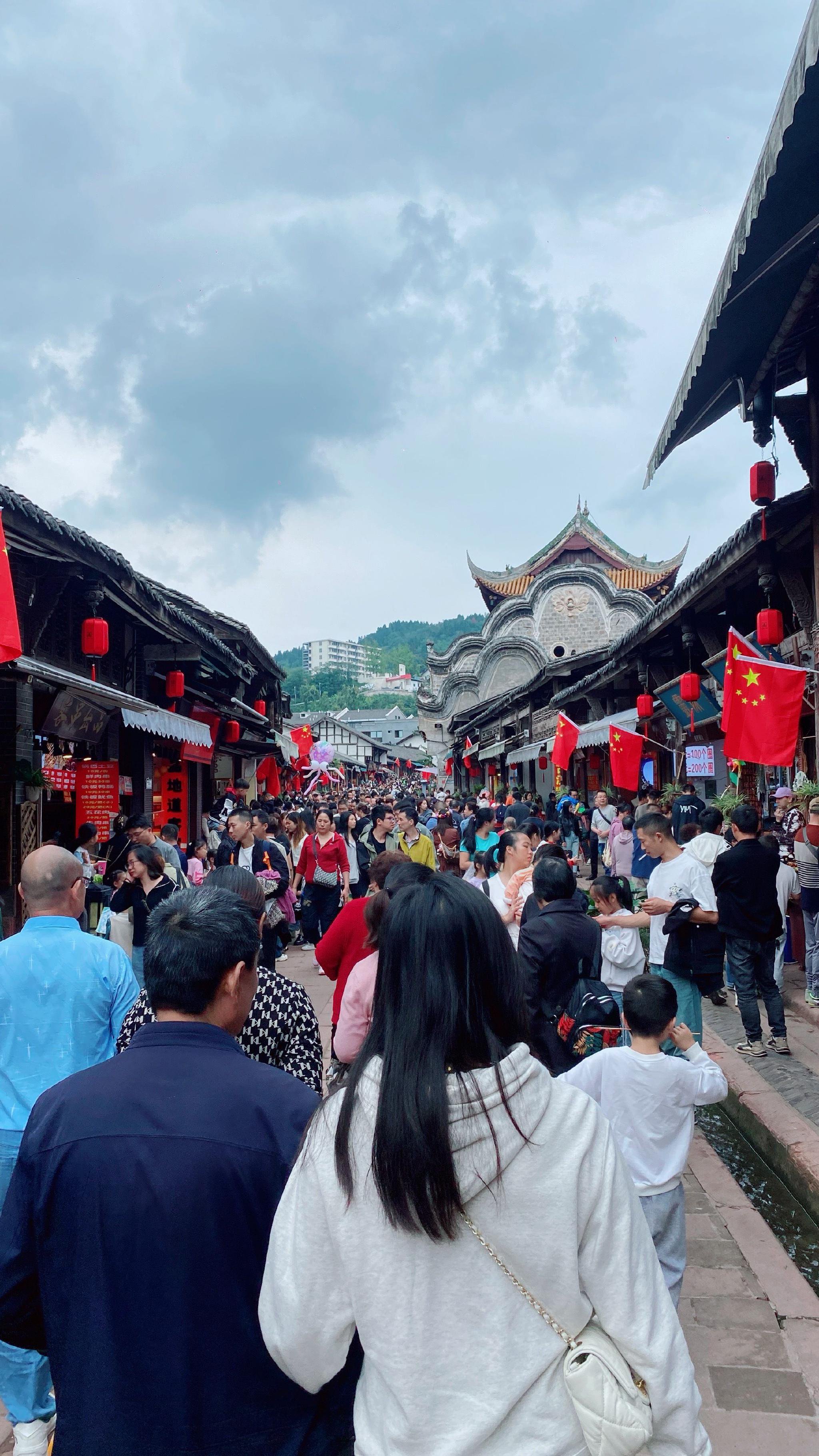 国庆各大景区人山人海,来洛带古逛吃也人人人人