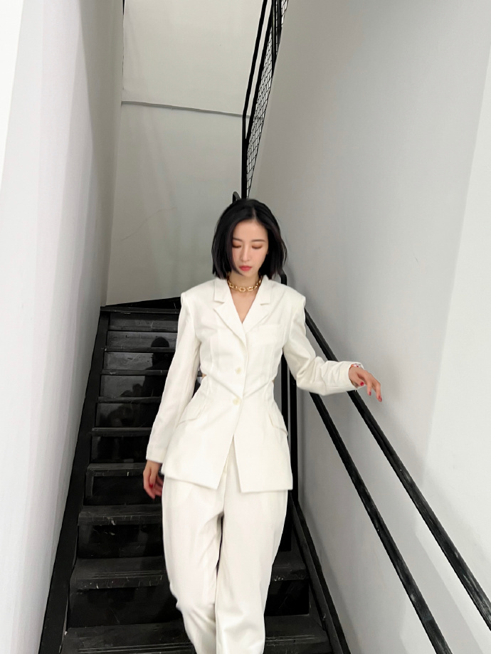 周雨彤身着白色西装 飒气十足|周雨彤|西装|白色_新浪新闻