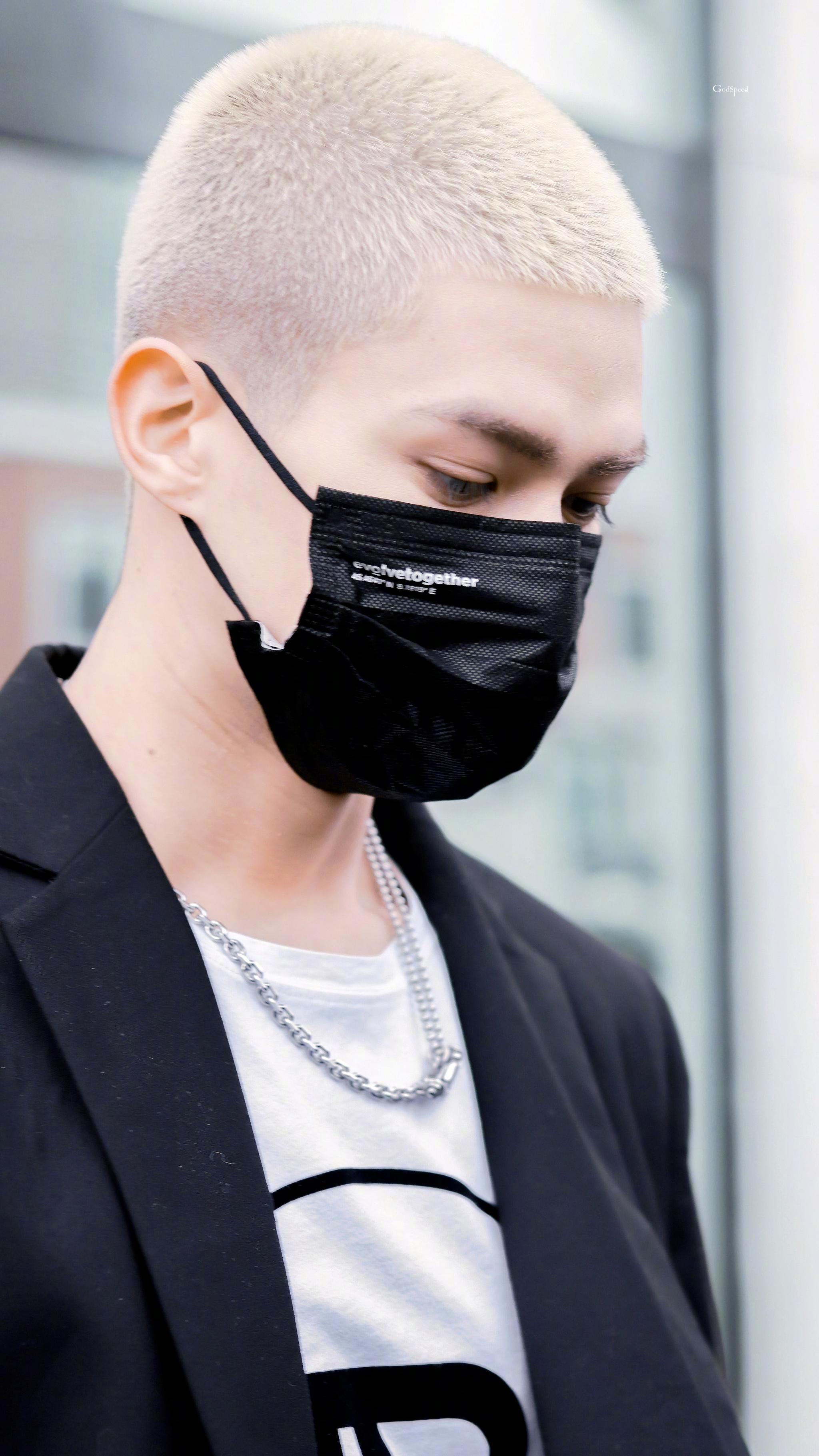 米卡今天的两套造型灰色西装黑色西装夏威夷小王子好优越