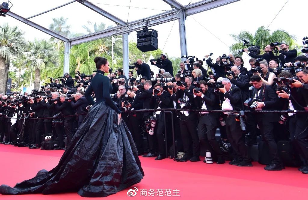 57岁巩俐走戛纳红毯气场绝了!为什么她是永远的“巩皇”?