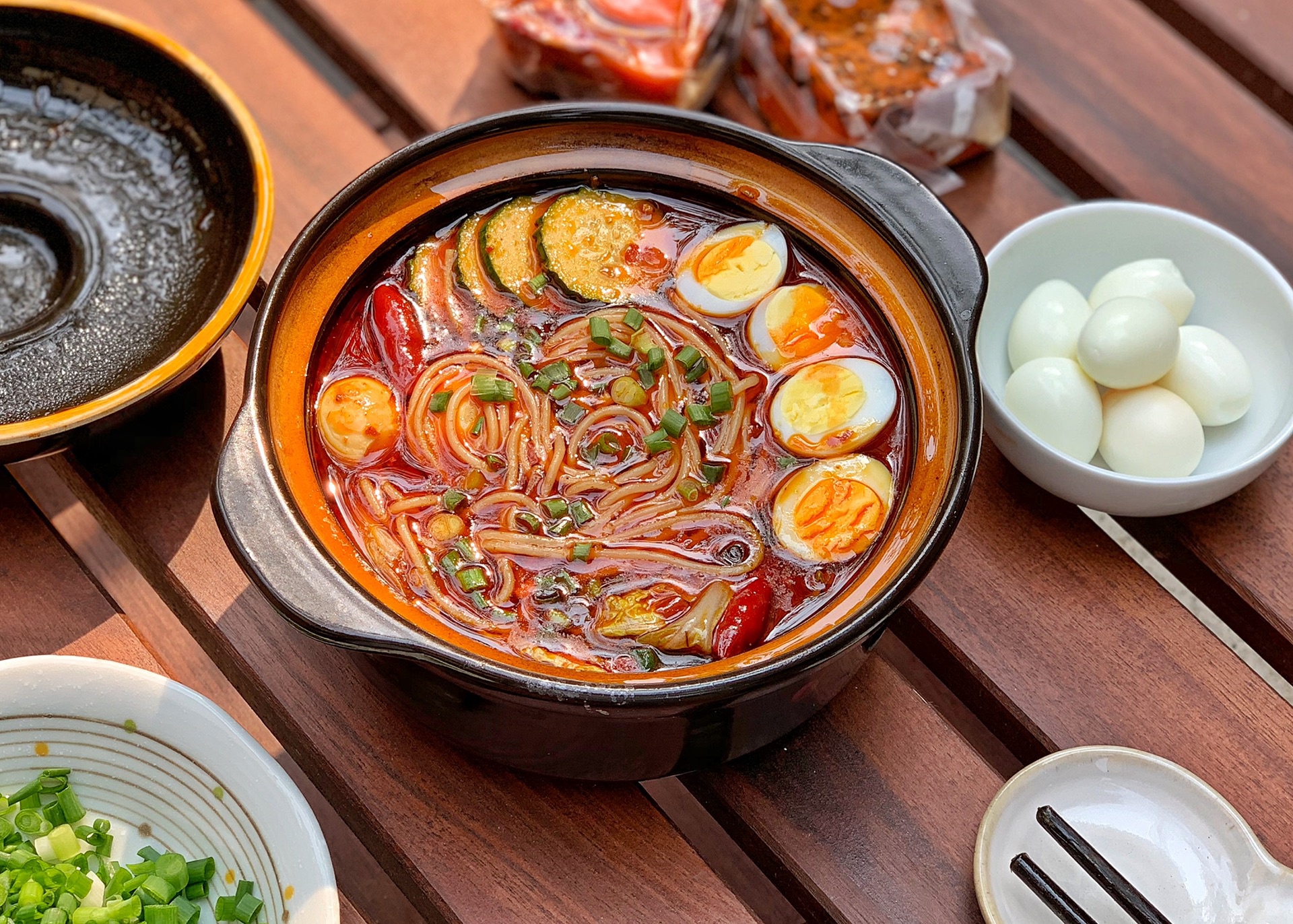 这一碗米线,过桥米线看了会沉默,云南人看了会流泪,又香又辣