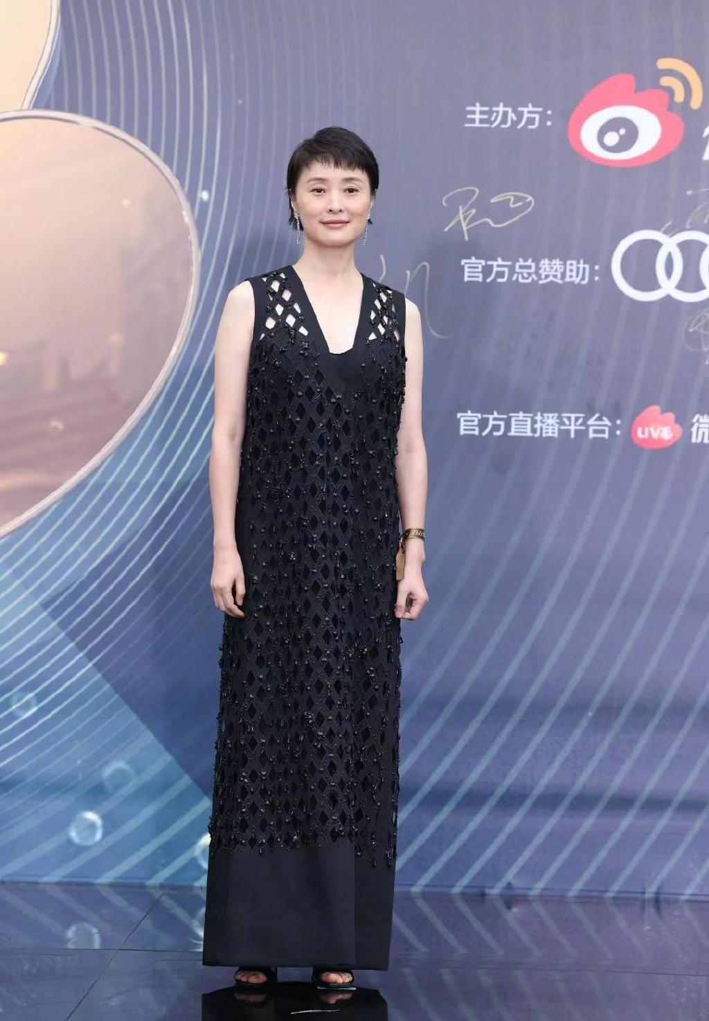 吴越自然变老有多美，皱纹明显身材也臃肿，但气质却很迷人休闲区蓝鸢梦想 - Www.slyday.coM