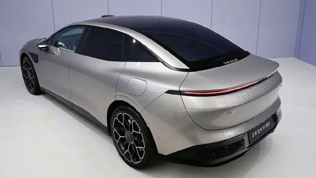 在车顶部分,极氪007采用了两段式玻璃天幕,其中前半