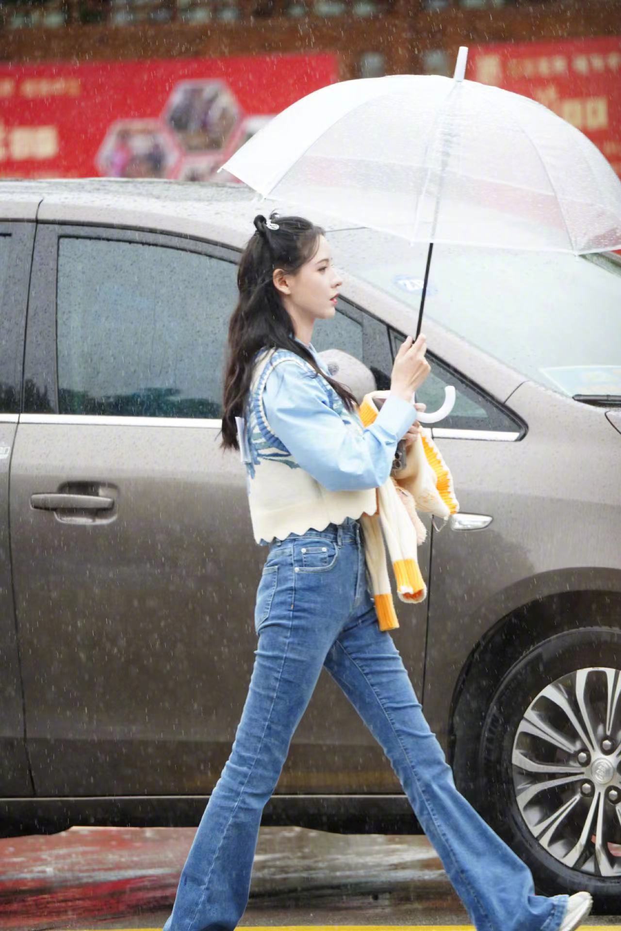 张予曦奔跑吧录制饭拍路透图, 蓝色系穿搭好清爽