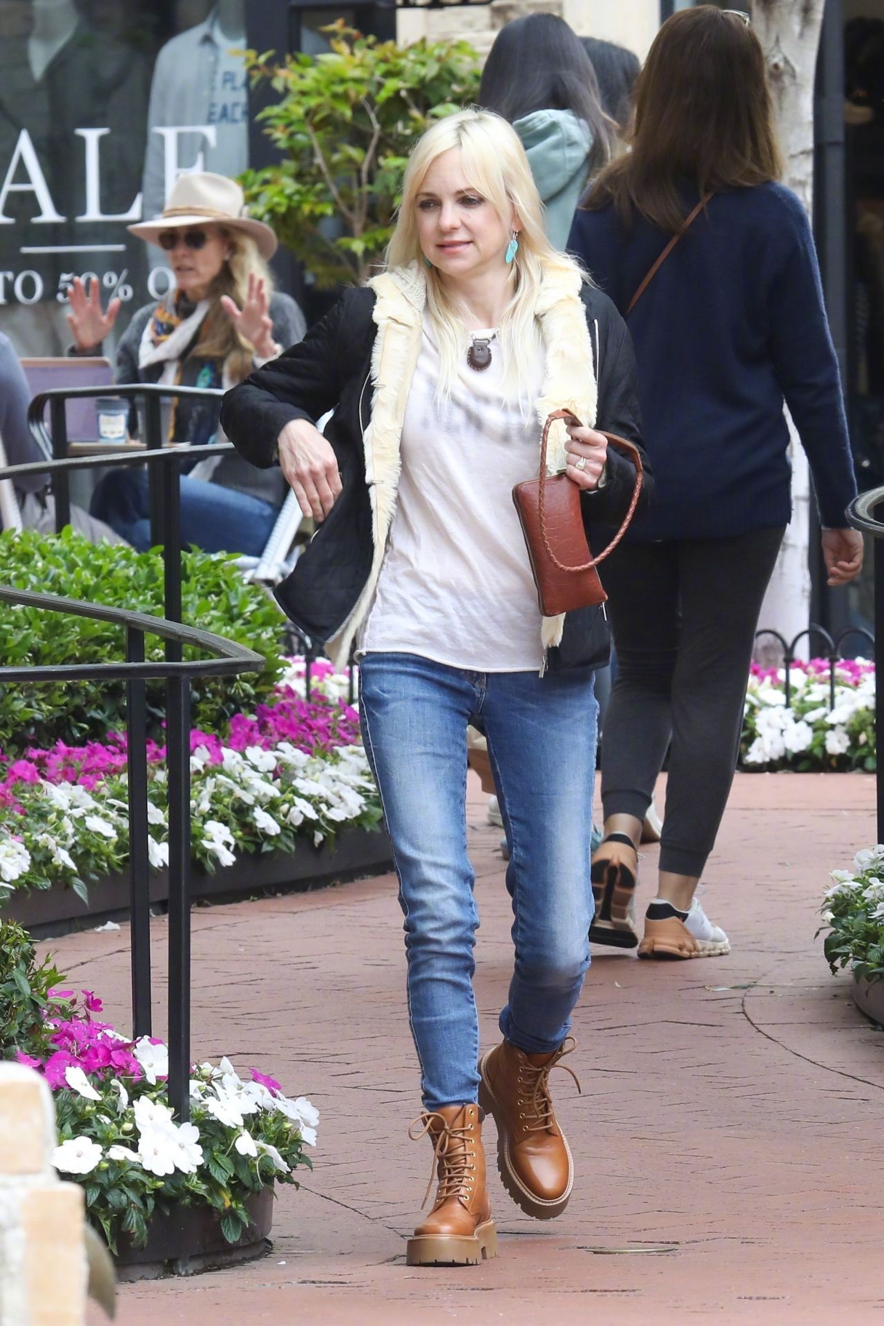 Anna Faris'S Unexpectedly Risqué Photos - 7jd9k85