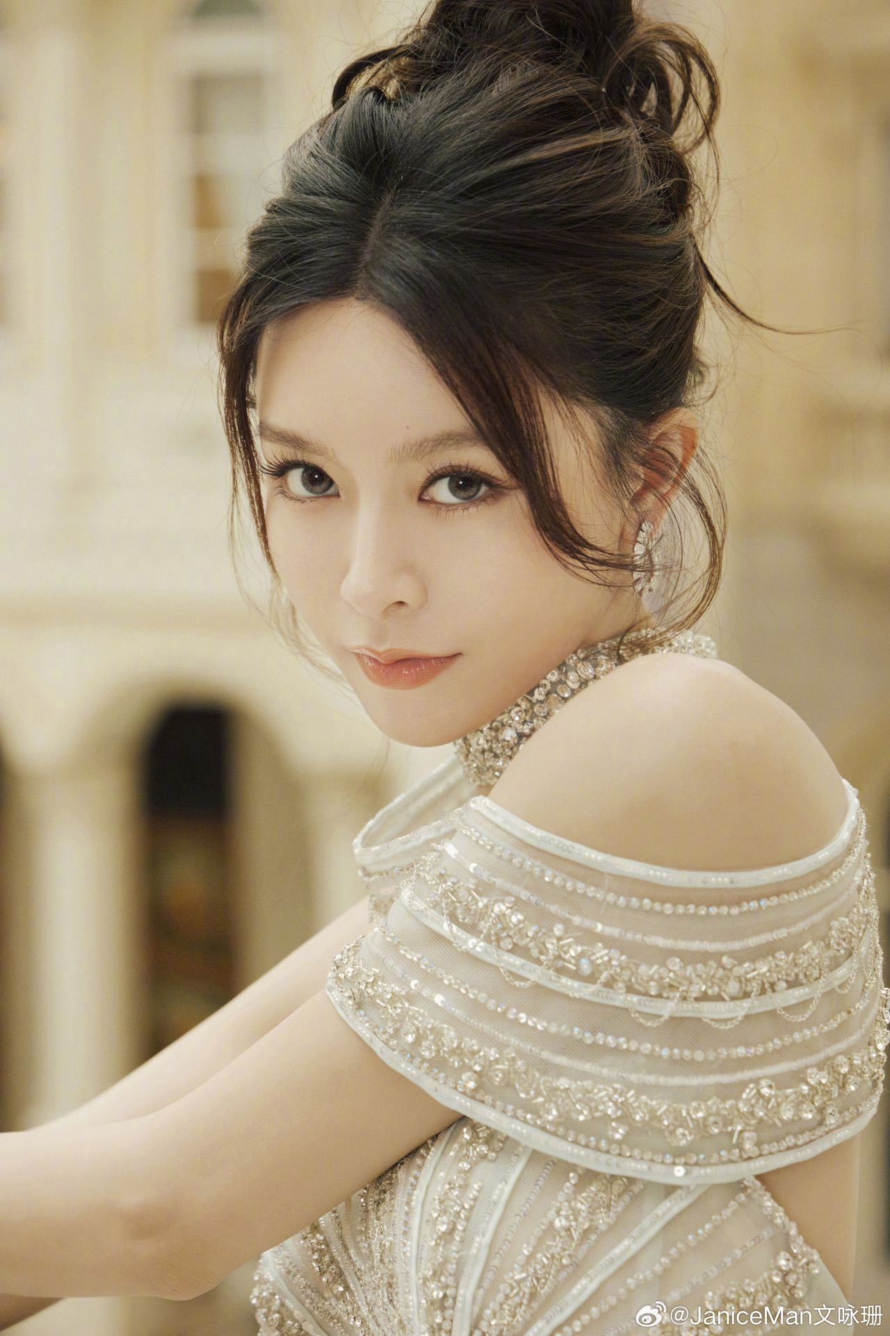 看到@janiceman文咏珊 的星光大赏出发图心率直接上升