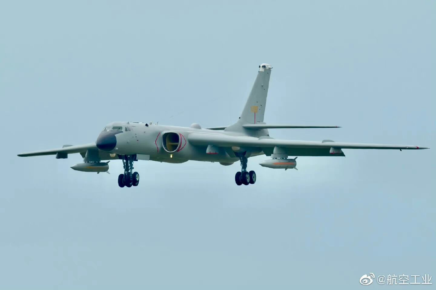 前方快报，H-6K战神轰炸机携2枚首次曝光的国产高超音速导弹降落__财经头条