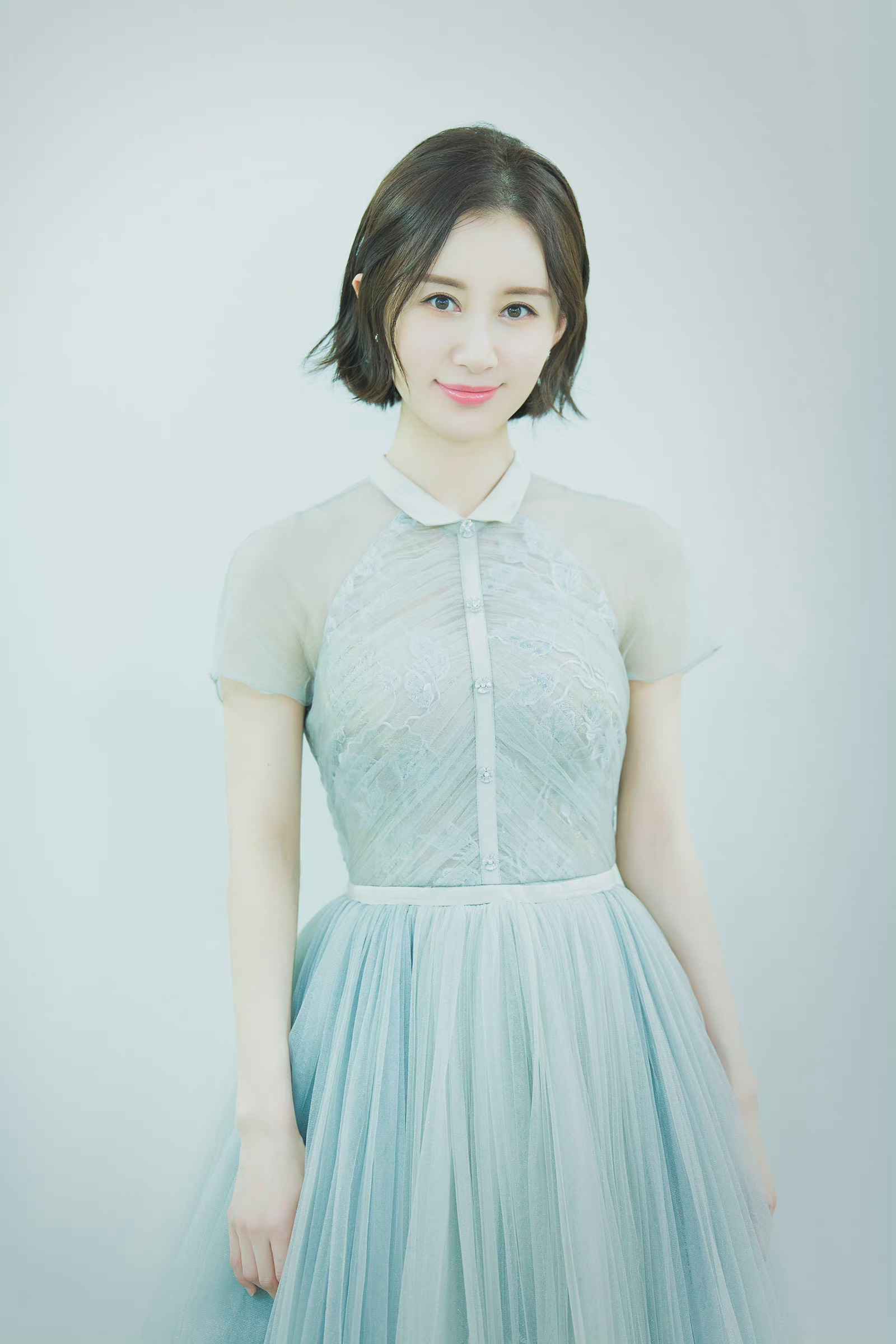 舒畅,1987年12月1日出生于湖北省武汉市,祖籍重庆