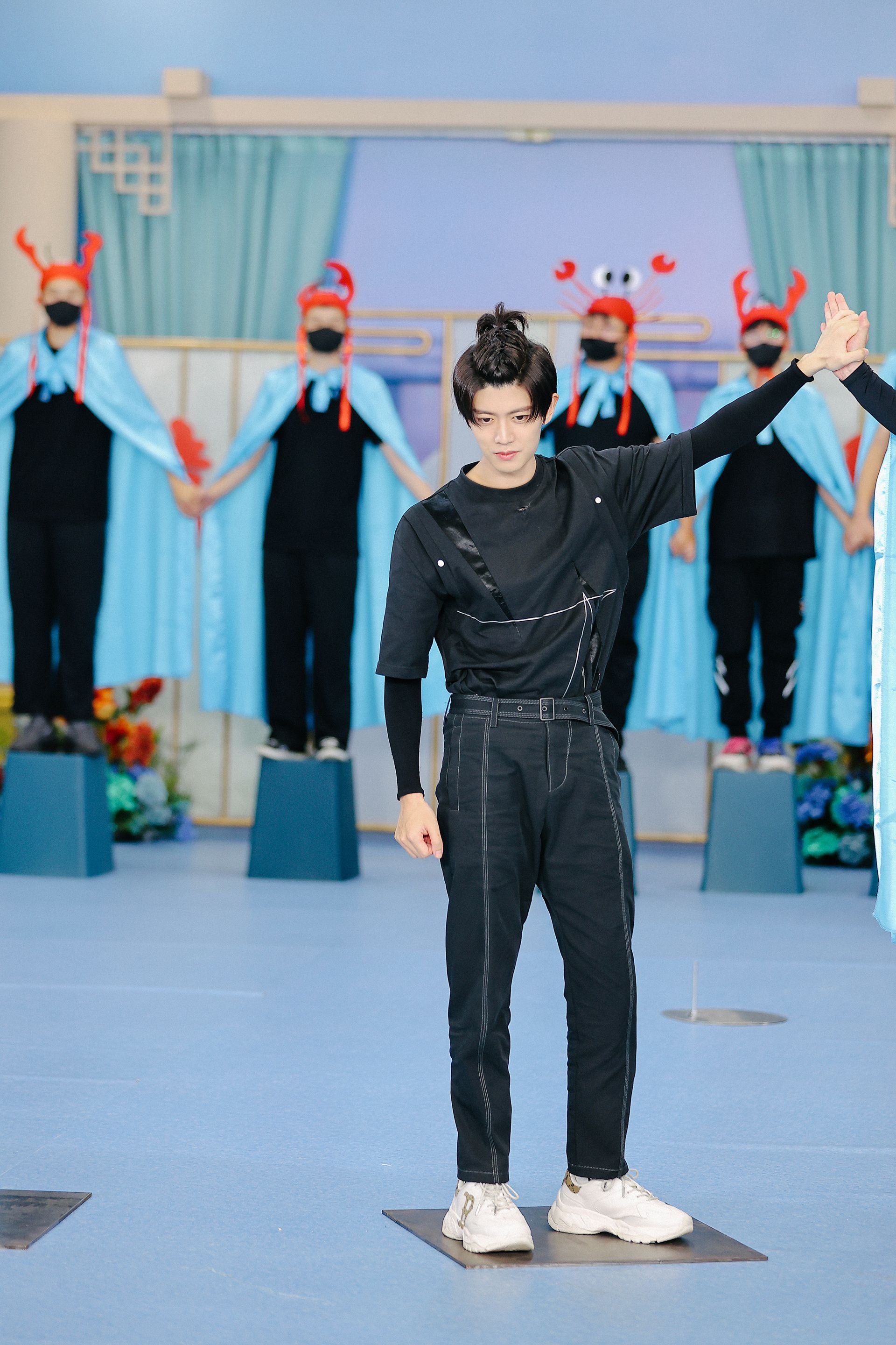 任嘉伦嗨放派剧照 all black帅哥登场!