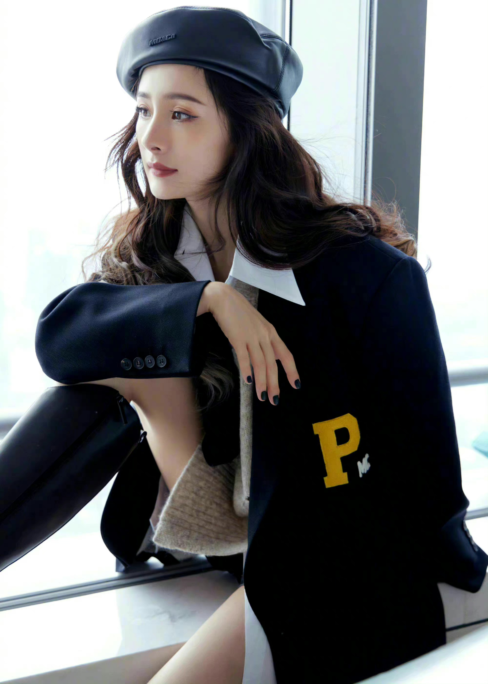 杨幂贝雷帽造型随拍 贝雷帽棒球服造型