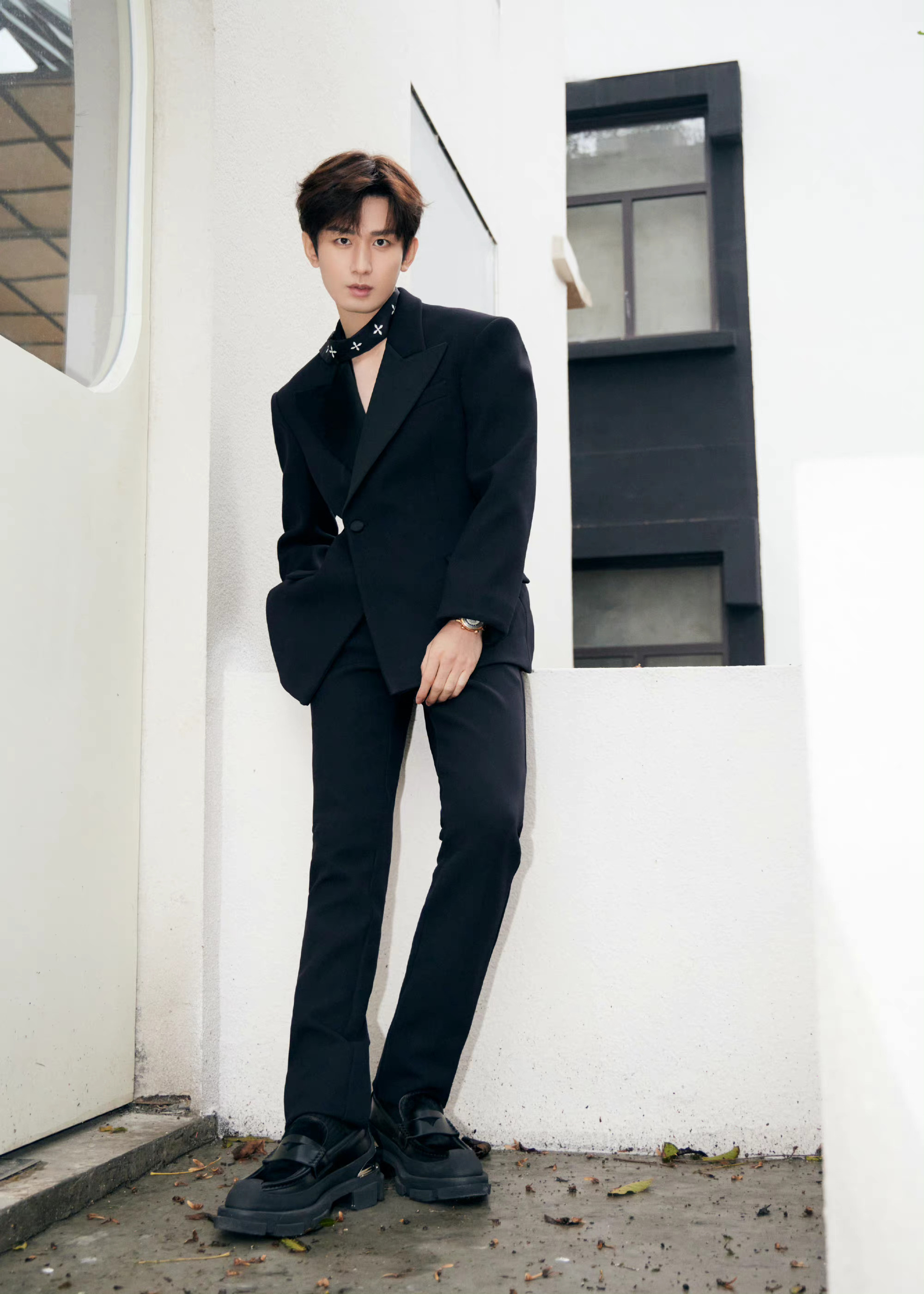 网友称成毅在剧组被电暖器灼伤脚后跟