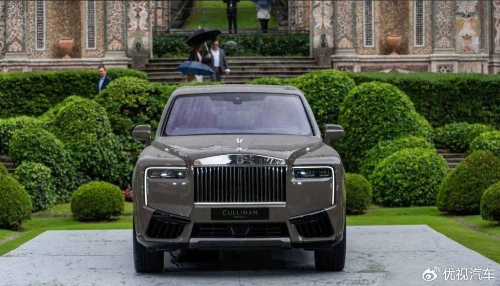 劳斯莱斯新款库里南实车亮相,霸气造型豪华内饰,搭载6.7t发动机