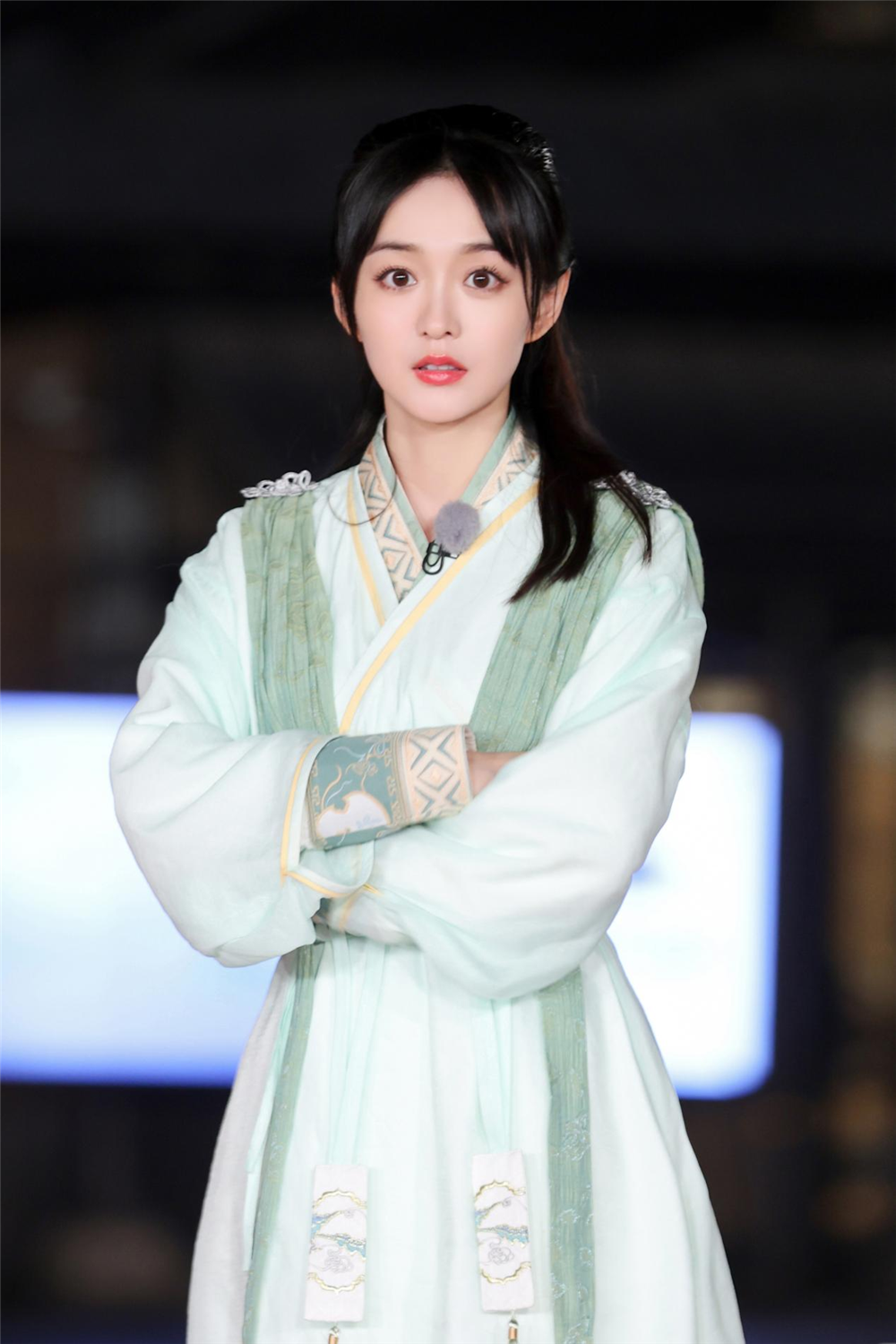 飞行嘉宾与跑男家族成员初次相遇就碰撞出了火花,郑恺与何泓姗互动了