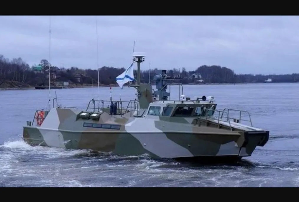 俄罗斯造大军舰不行,造小艇飞快:20吨突击艇下水,海军司令出席