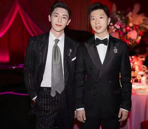 打破次元壁邓伦马龙罕见同框西装革履帅气有型