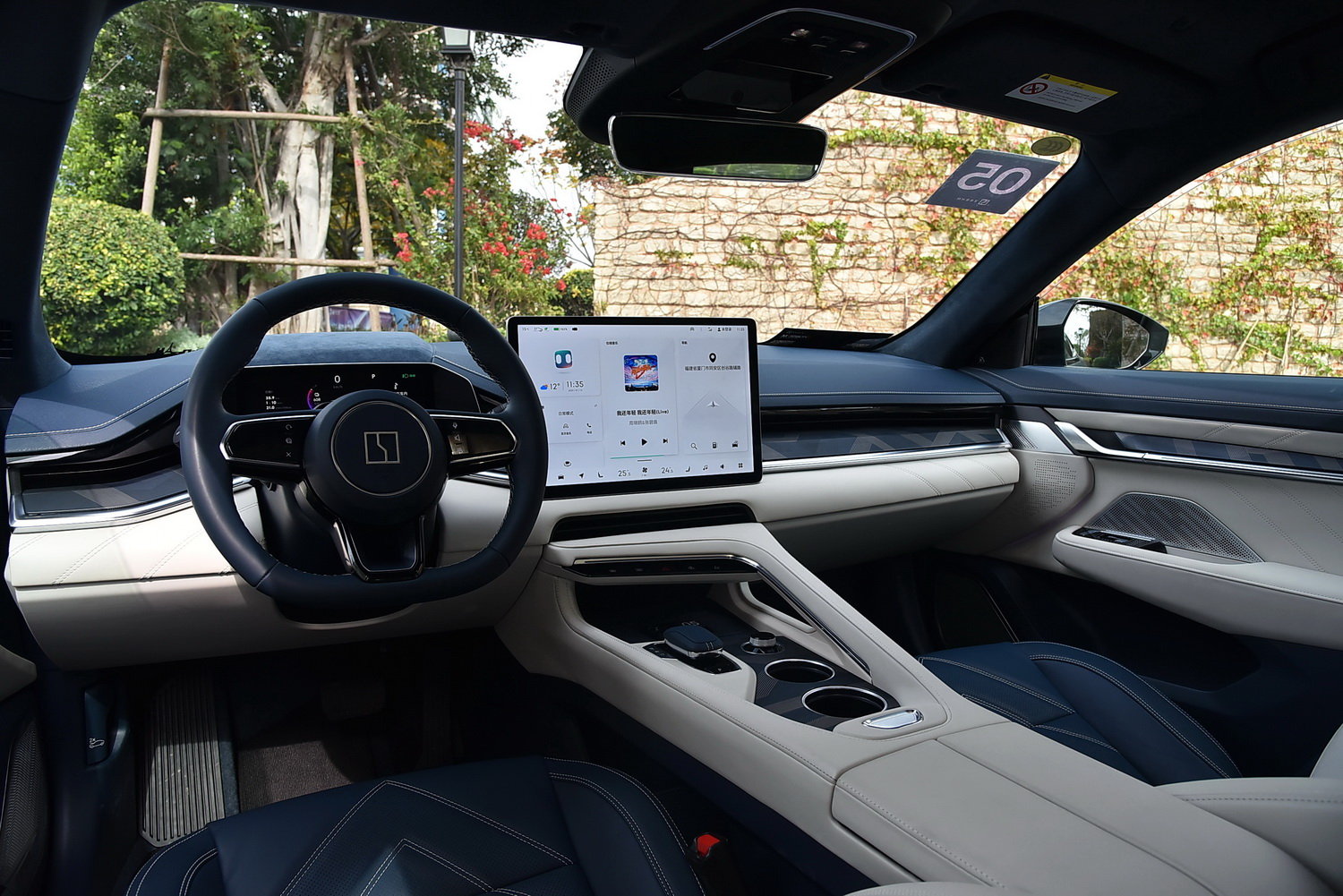 极氪001内饰的设计简洁到几乎没有实体按键,绝大部分的功能调节被集中