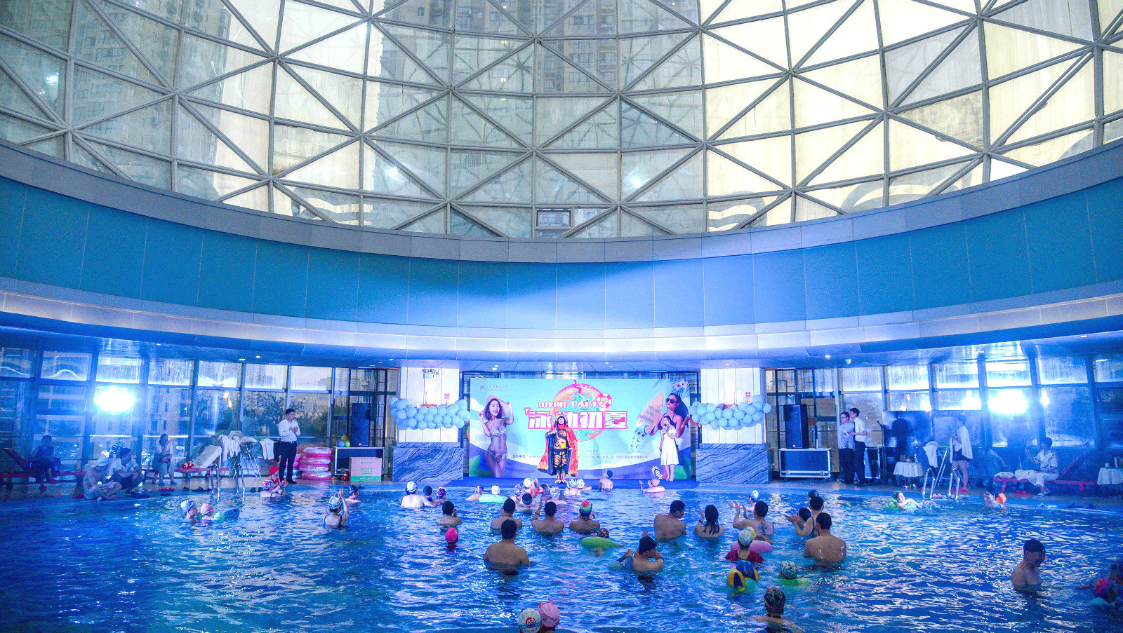 "泳"动初夏 恋上广成|泳池|比基尼|天台花园_新浪新闻