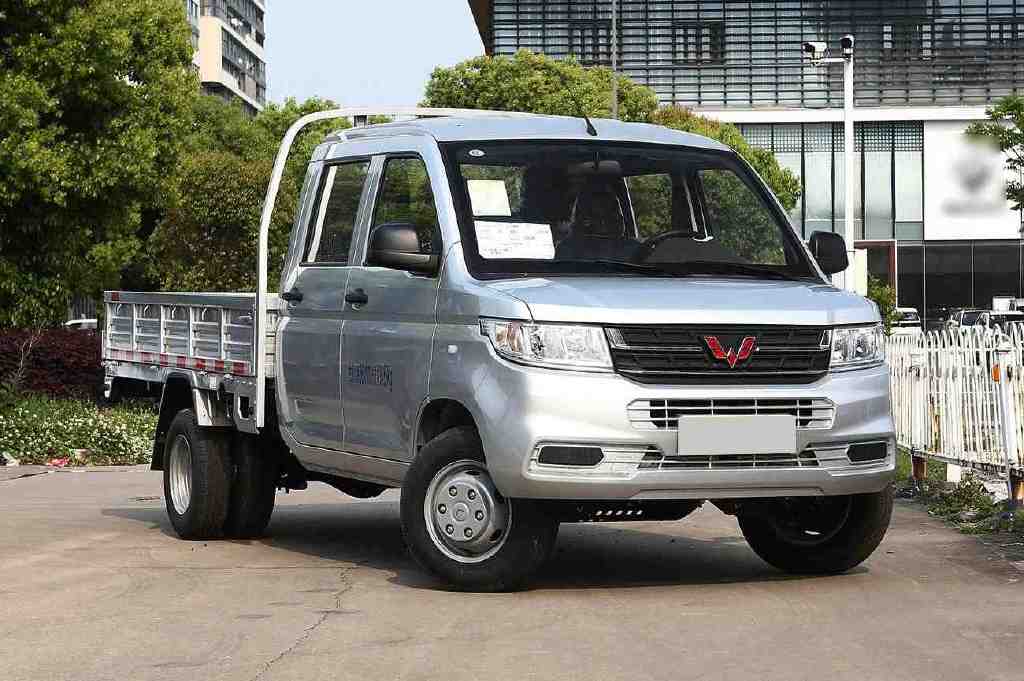 五菱荣光新卡6轮小车,2/5座都有,搭载1.