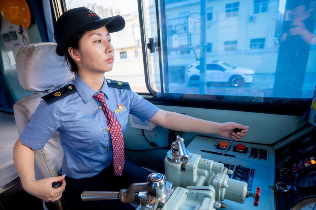 奋斗者正青春丨铁路女司机胡蓉青春在轨道车上绽放